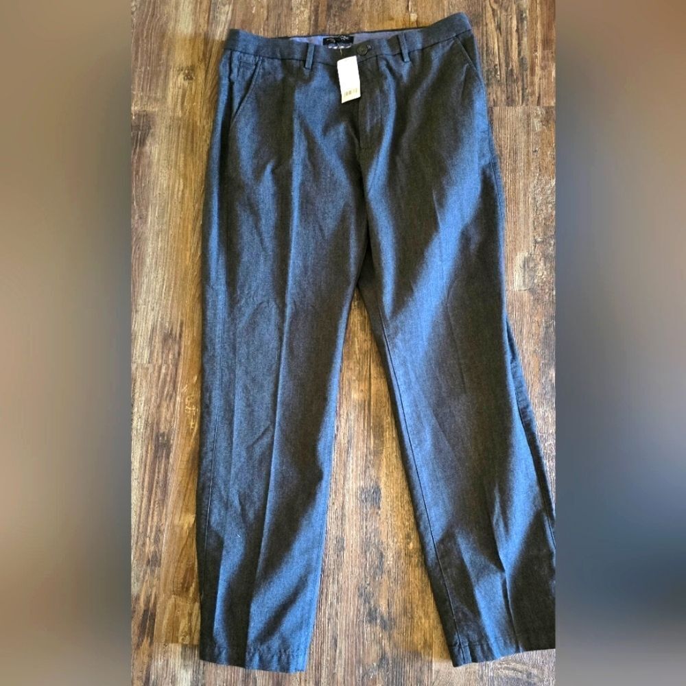 Banana Republuc 35WX32L with Straight Leg Design and Elastic Waistband